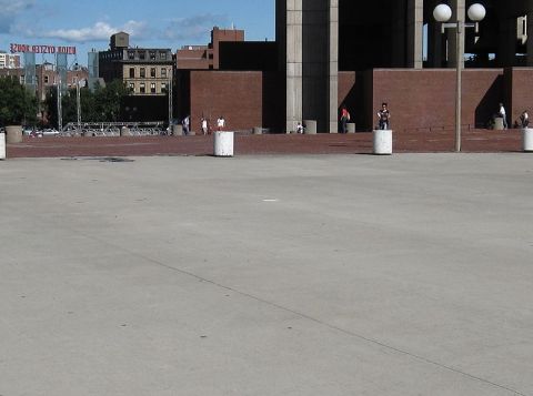 800px-CityHallPlaza_Boston_2009_908